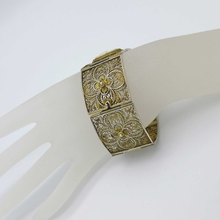 Filigree bracelet with shell cameos