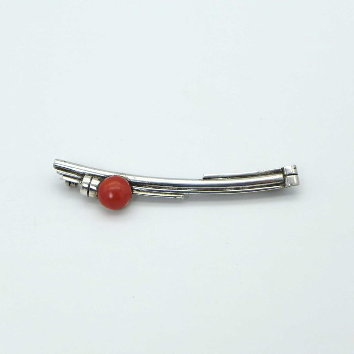 Art Deco brooch with coral