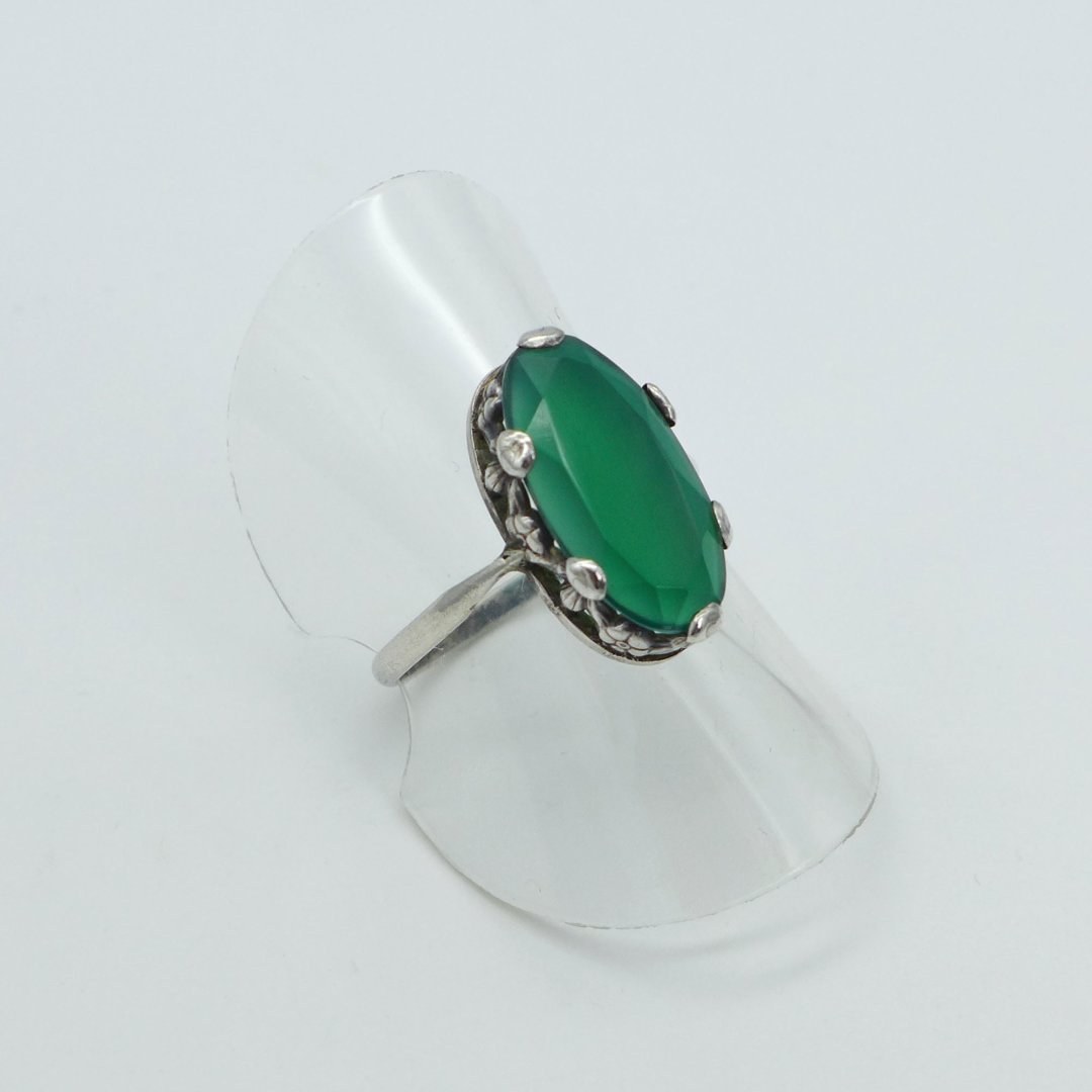Art Nouveau ring with faceted green agate