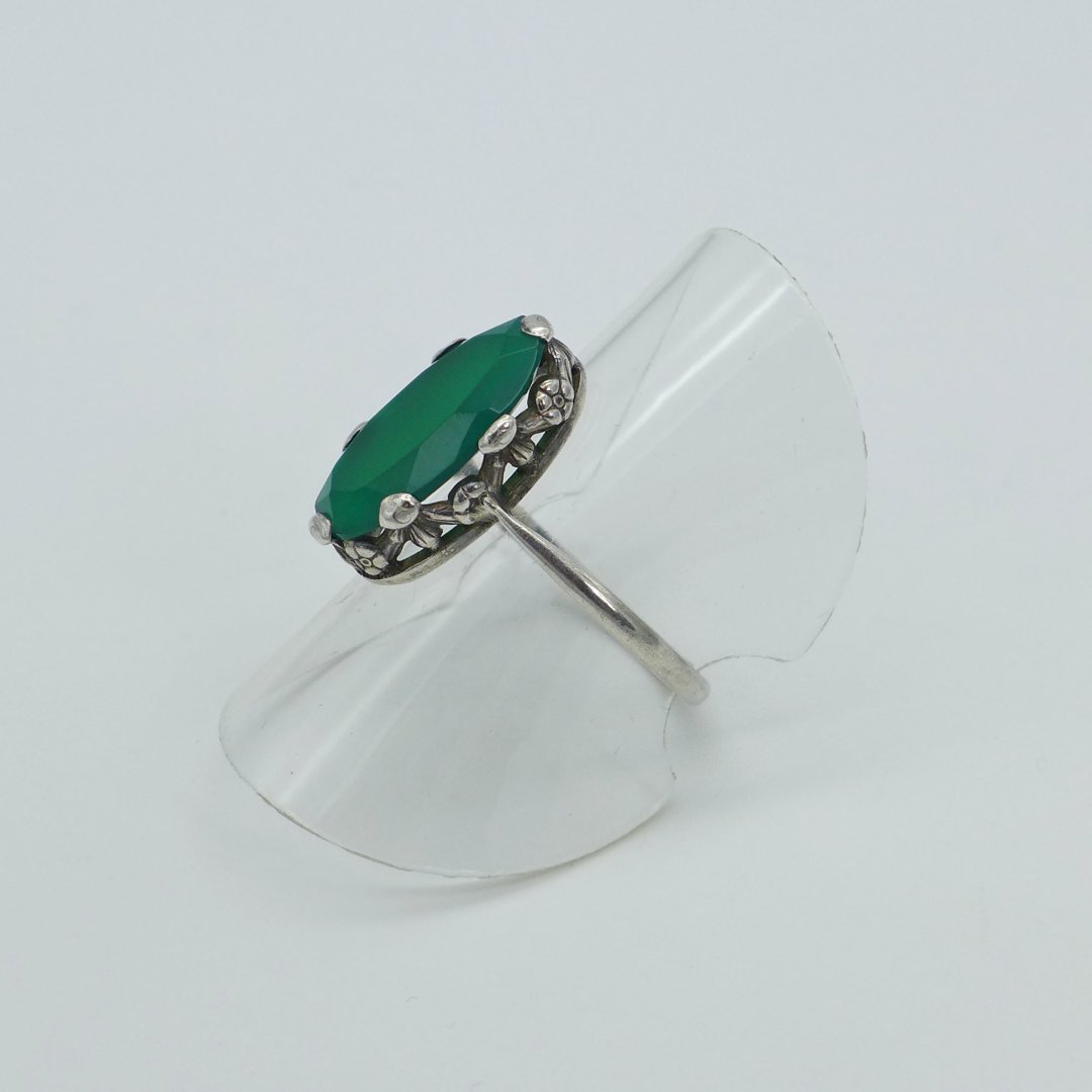 Art Nouveau ring with faceted green agate