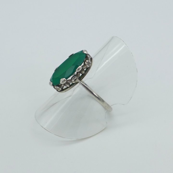 Jugendstil-Ring mit facettiertem Grünachat