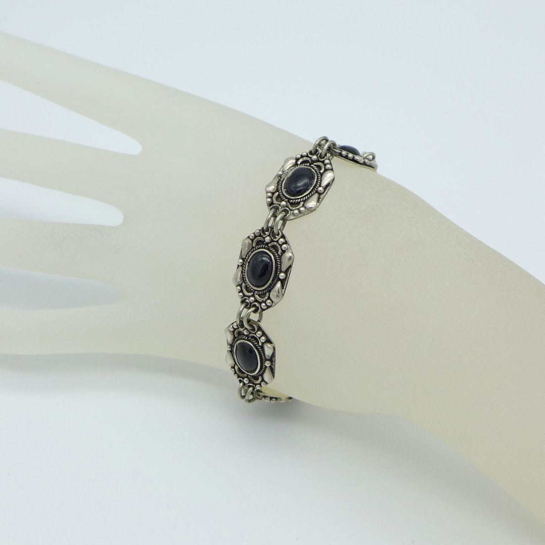 Handmade silver bracelet with onyx
