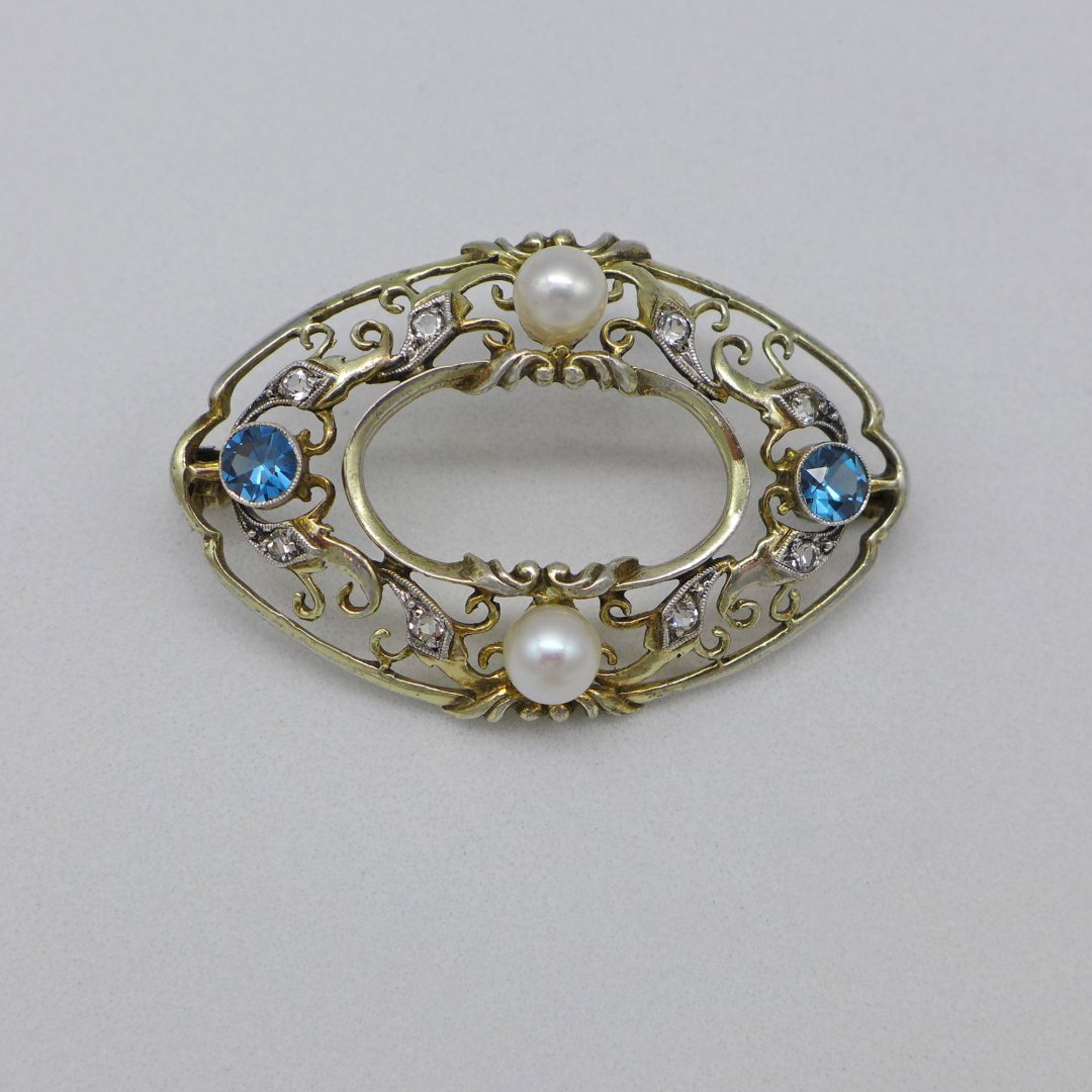Oval brooch with pearls and strass stones