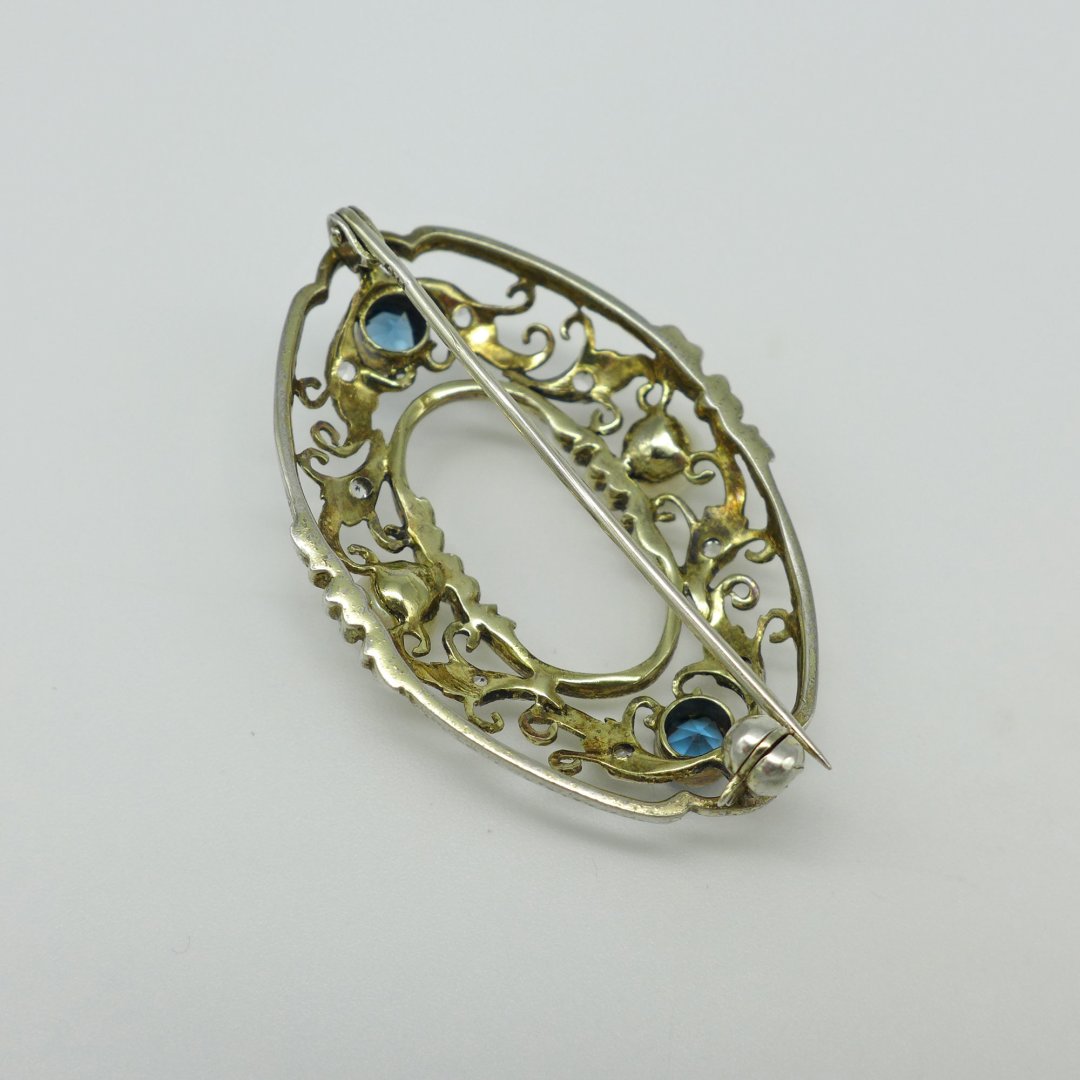 Oval brooch with pearls and strass stones