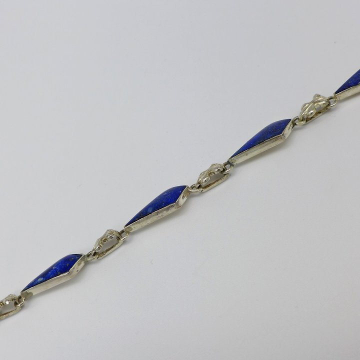 Silver bracelet with lapis lazuli