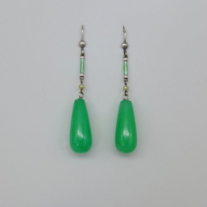 Lange Ohrringe mit Jade-Pampeln