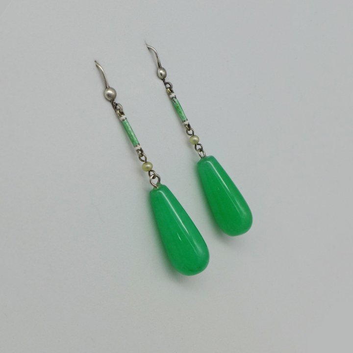 Long earrings with jade drops