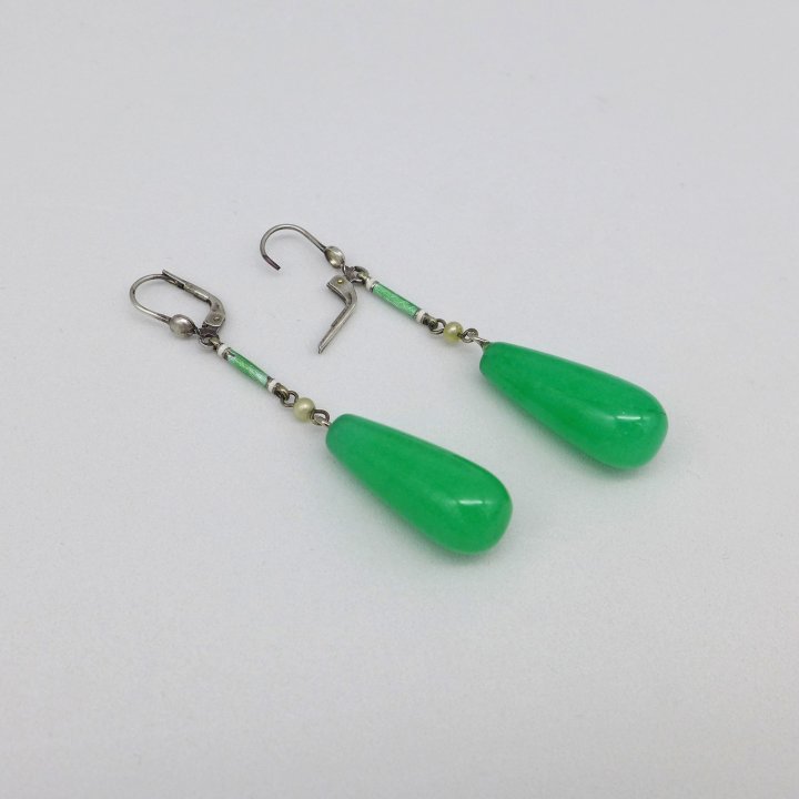 Lange Ohrringe mit Jade-Pampeln