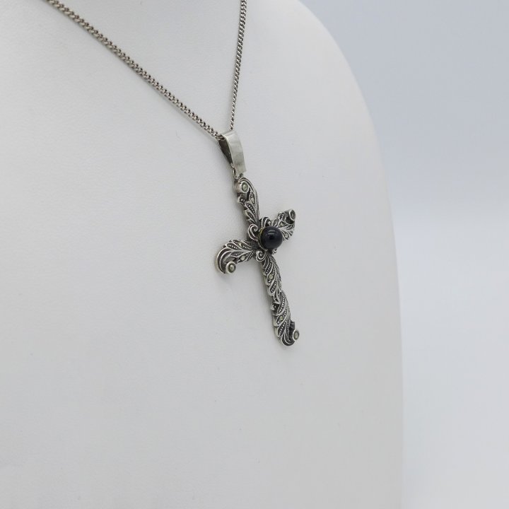Silberkreuz mit Onyx und Markasiten
