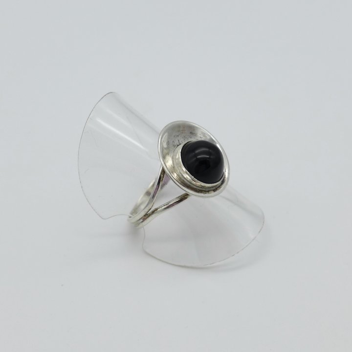 Round silver ring with onyx cabochon