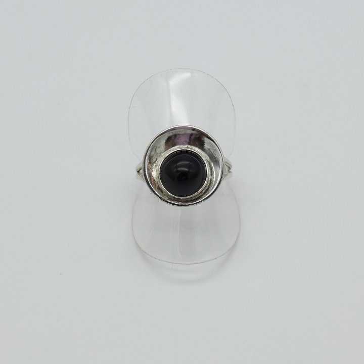 Round silver ring with onyx cabochon