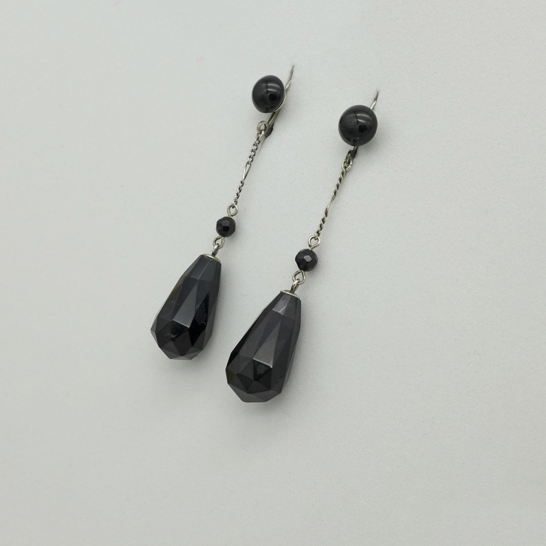 Lange Ohrringe mit schwarzen Onyxtropfen