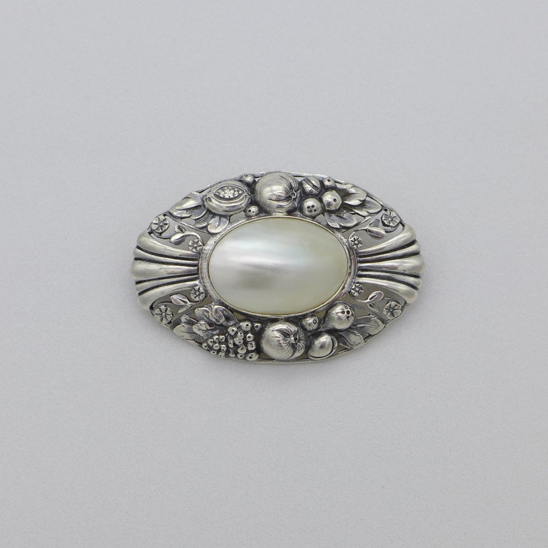 Art Nouveau brooch with mother of pearl