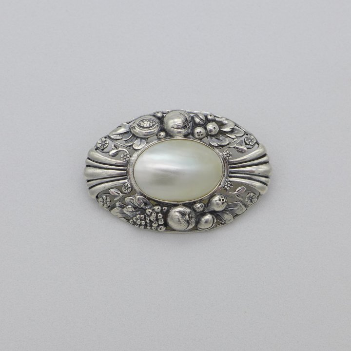 Art Nouveau brooch with mother of pearl