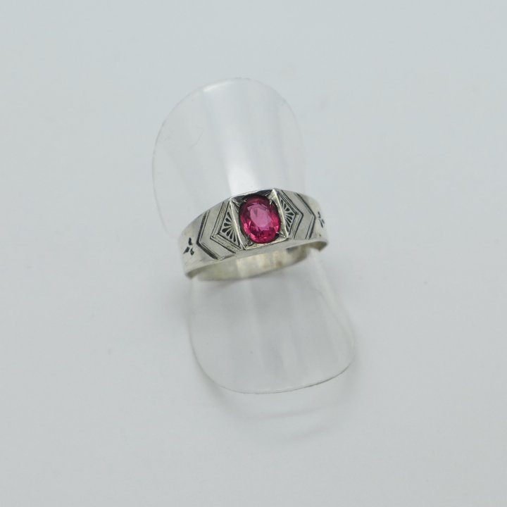 Jugendstil-Ring mit leuchtend rosa Stein