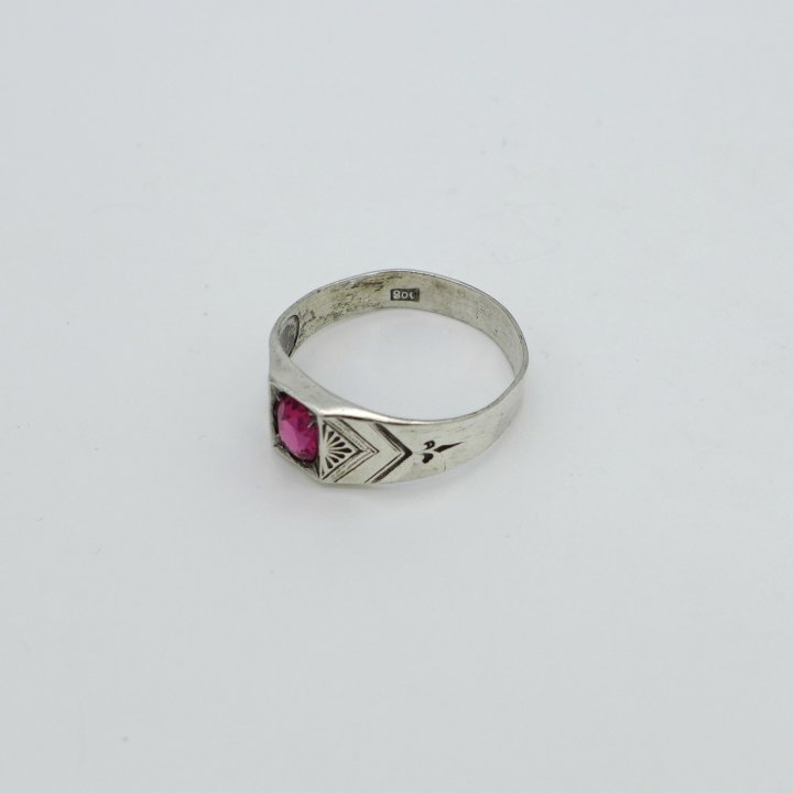 Jugendstil-Ring mit leuchtend rosa Stein