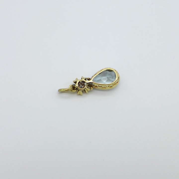 Aquamarine pendant in gold with diamond
