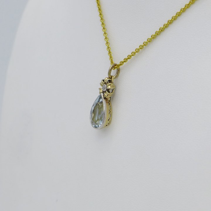 Aquamarinanhänger in Gold mit Diamant