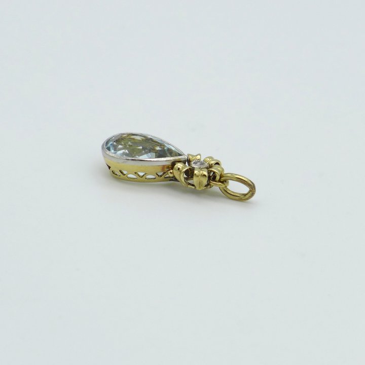 Aquamarine pendant in gold with diamond