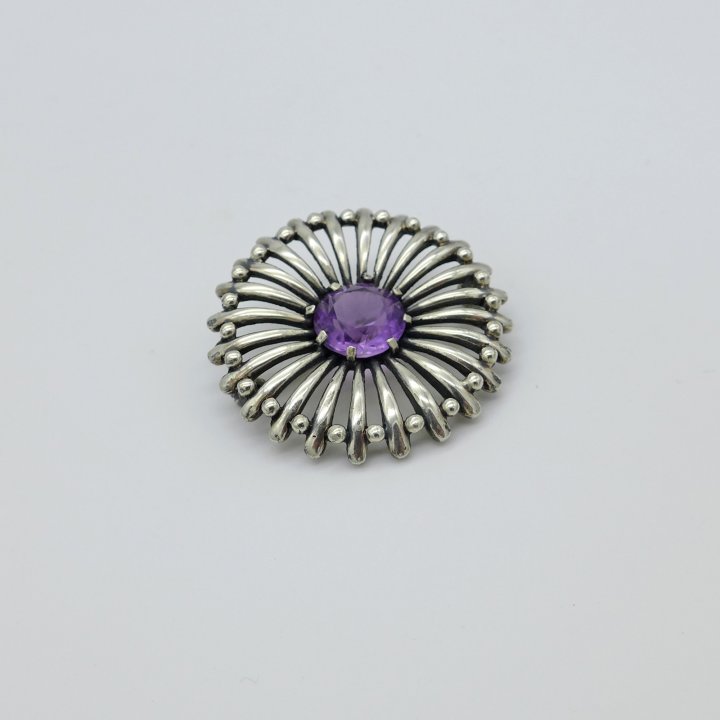 Round silver brooch with amethyst
