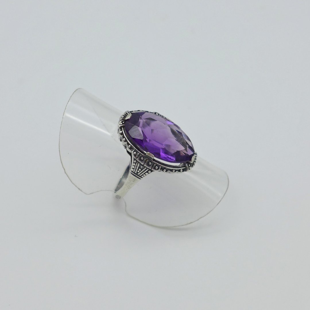 Eugen Dettinger - Oval silver ring with amethyst