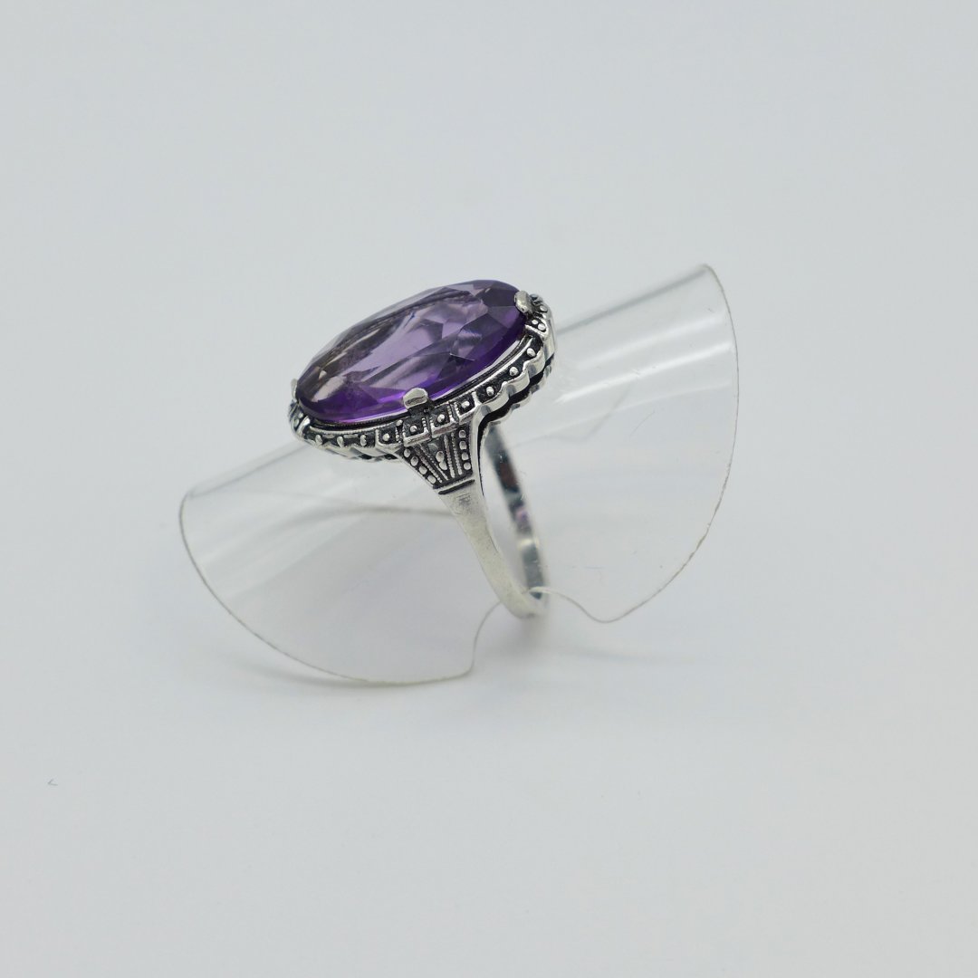 Eugen Dettinger - Oval silver ring with amethyst
