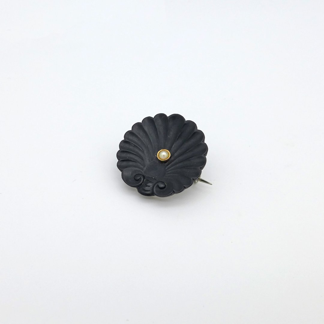 Brooch with engraved onyx and pearl
