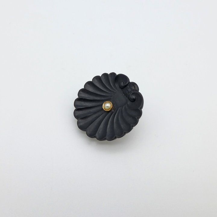 Brooch with engraved onyx and pearl