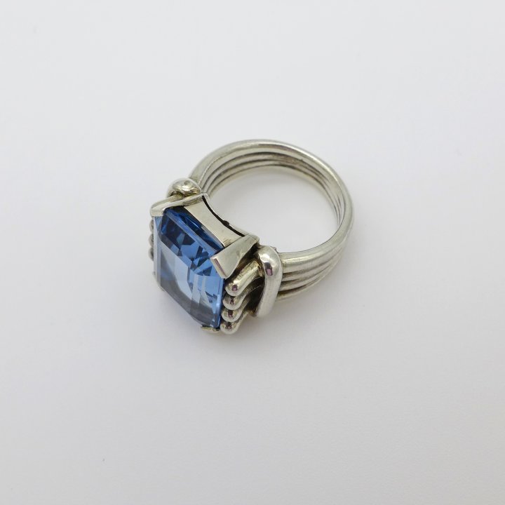 Handgearbeiteter Silberring mit hellblauem Stein