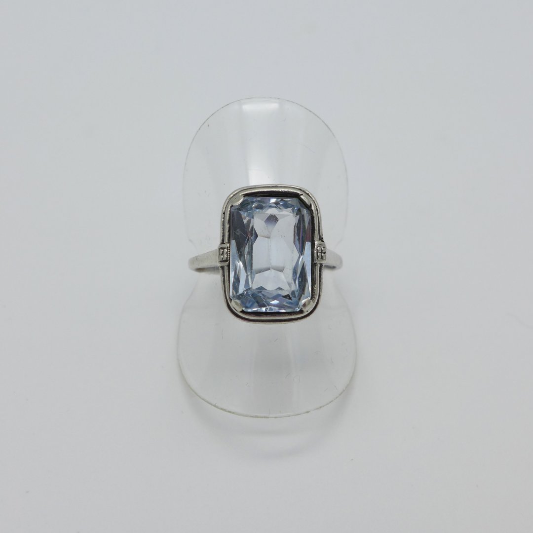 Ring mit wasserblauem Spinell aus den 1920er Jahren