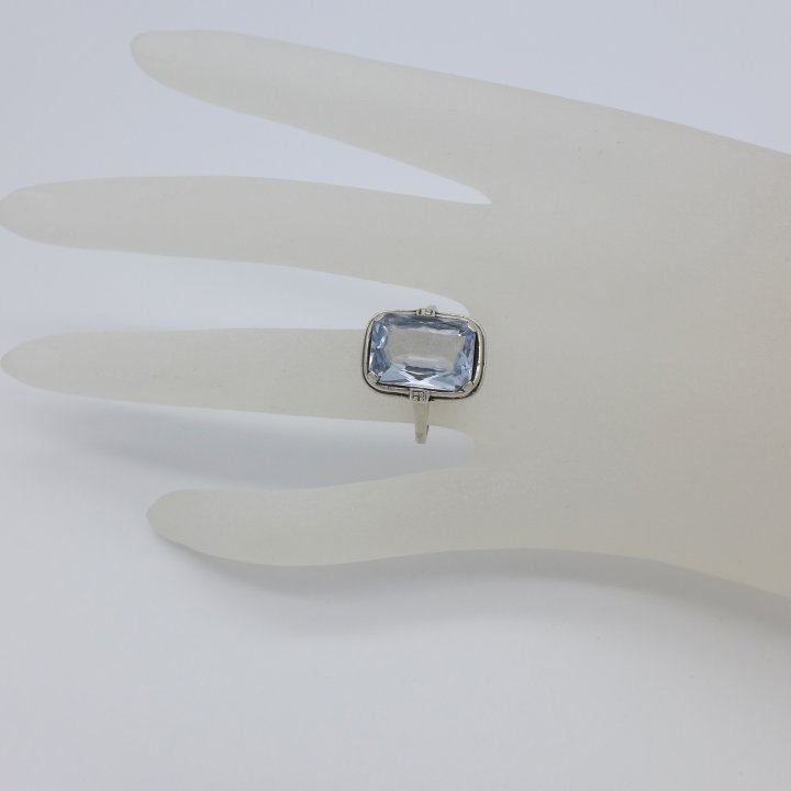Ring mit wasserblauem Spinell aus den 1920er Jahren