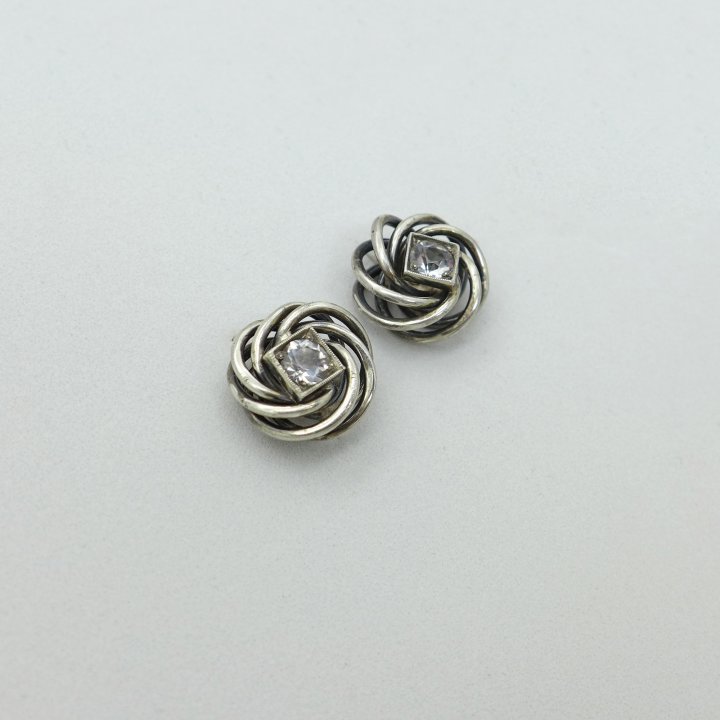Stud earrings knot with rock crystal