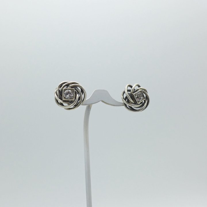 Stud earrings knot with rock crystal