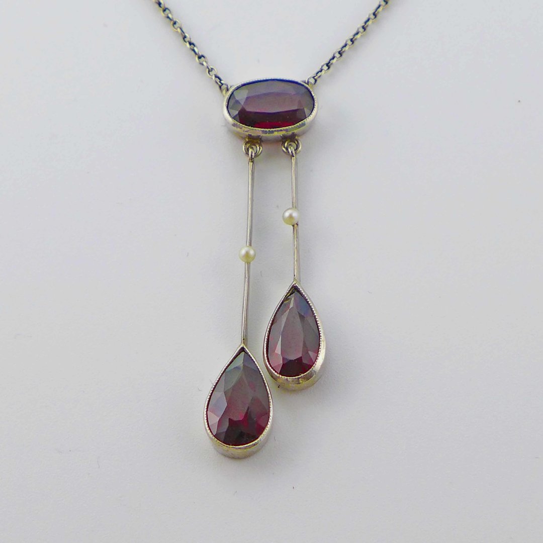 Lavalliere necklace with garnet