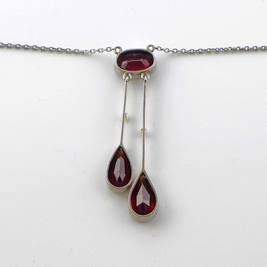 Lavalliere necklace with garnet