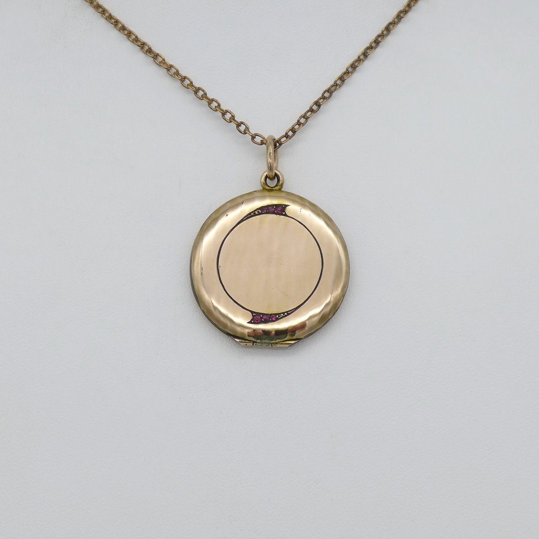 Round art nouveau medallion in gold doublé