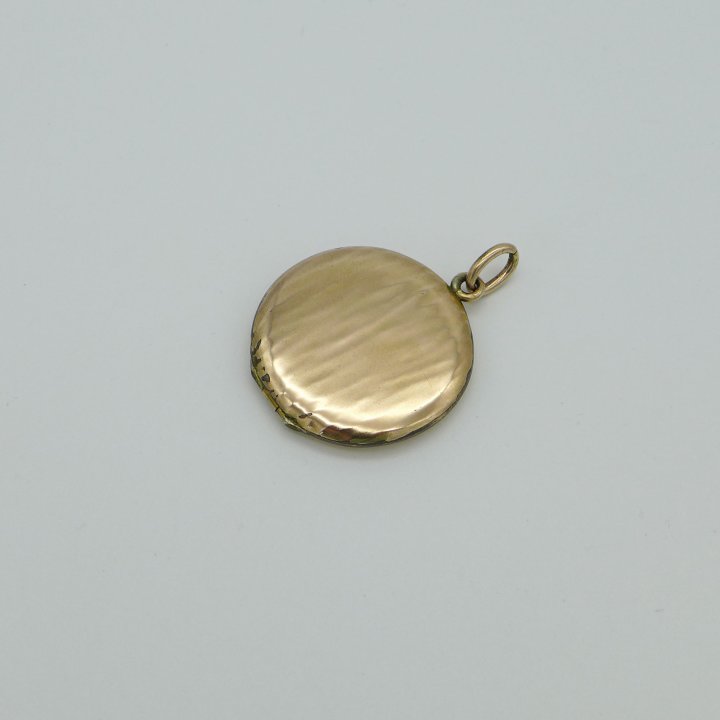 Round art nouveau medallion in gold doublé