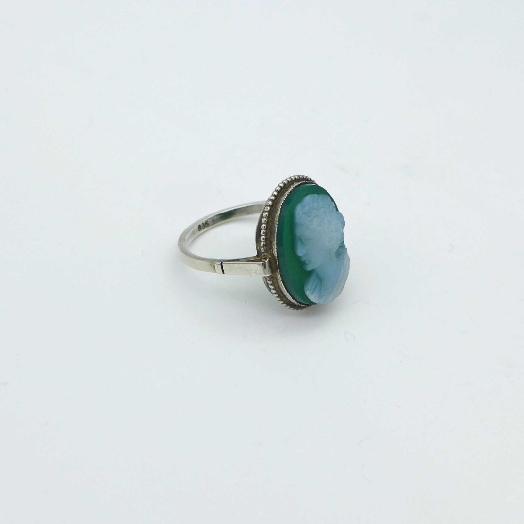 Ring with green agate cameo