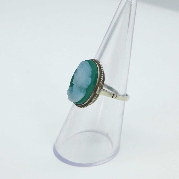 Ring with green agate cameo