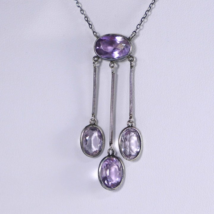 Lavalliere pendant with amethyst