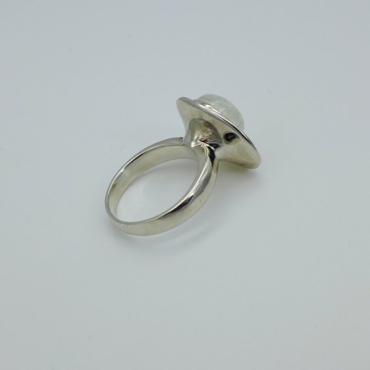Silver ring with rainbow labradorite