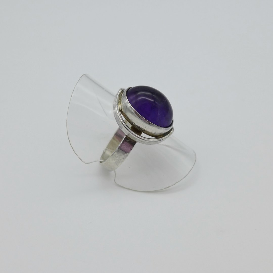 Oval amethyst ring from the 1960s