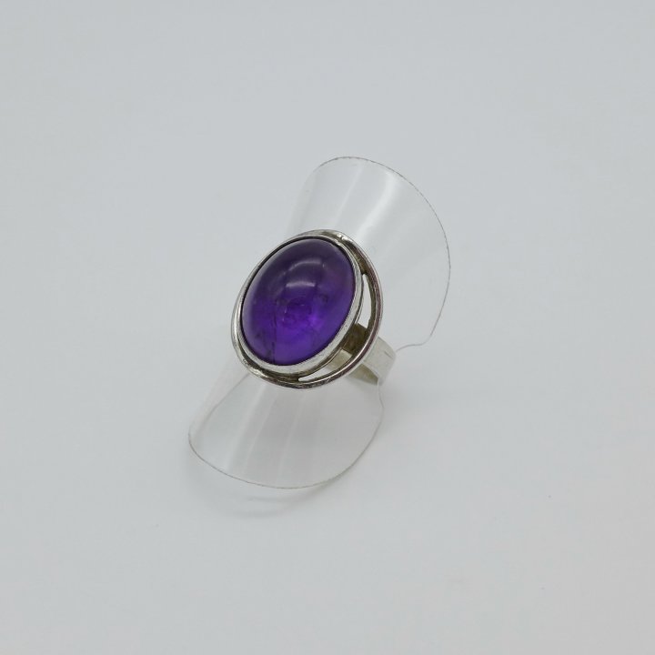 Oval amethyst ring from the 1960s
