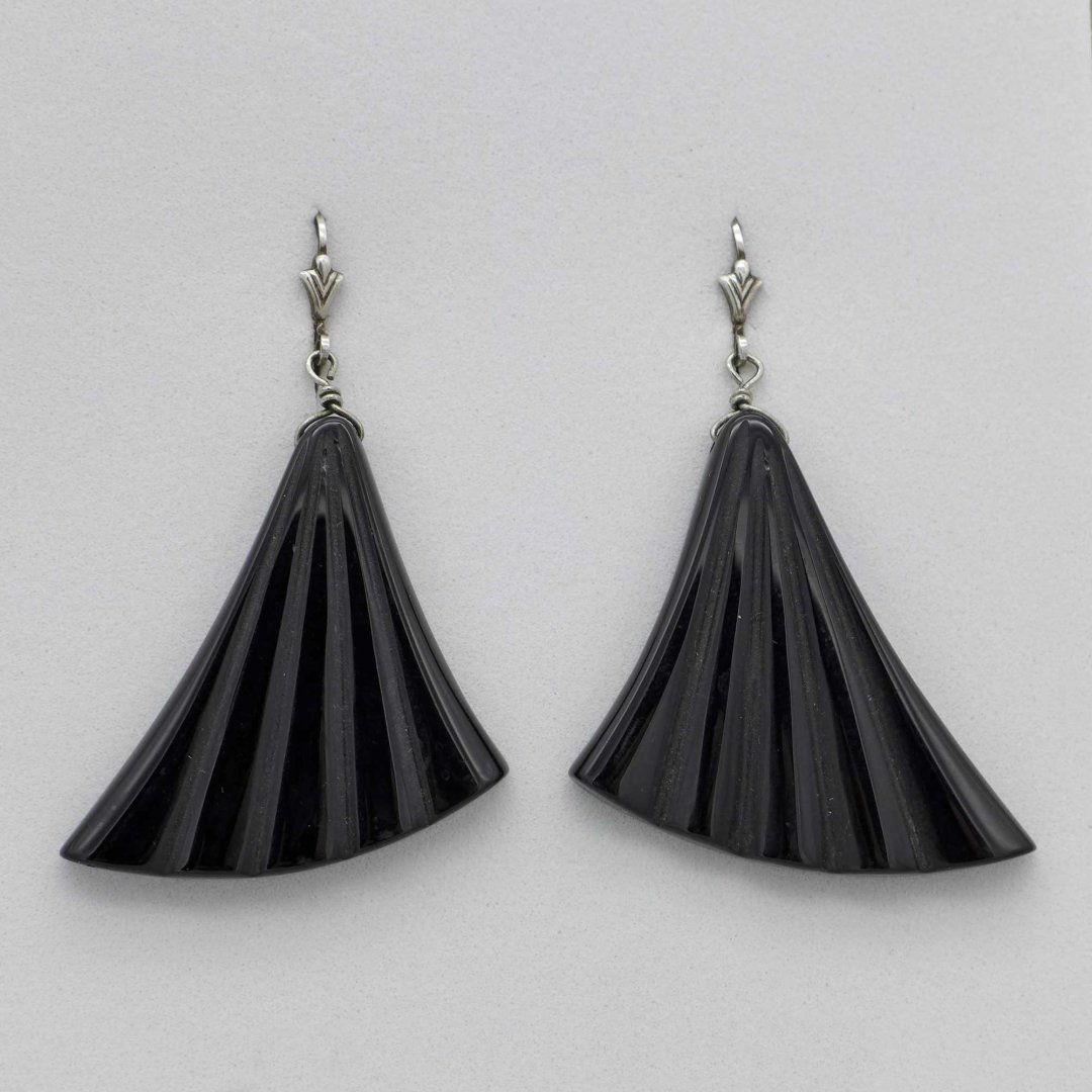 Earrings with large onyx fans