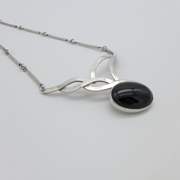 Asymmetrisches Collier mit Onyx