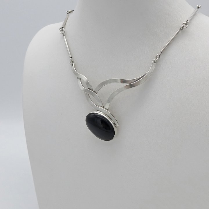 Asymmetrical necklace with onyx