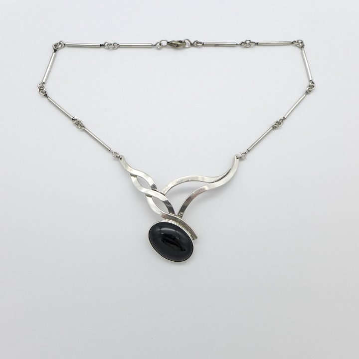 Asymmetrical necklace with onyx