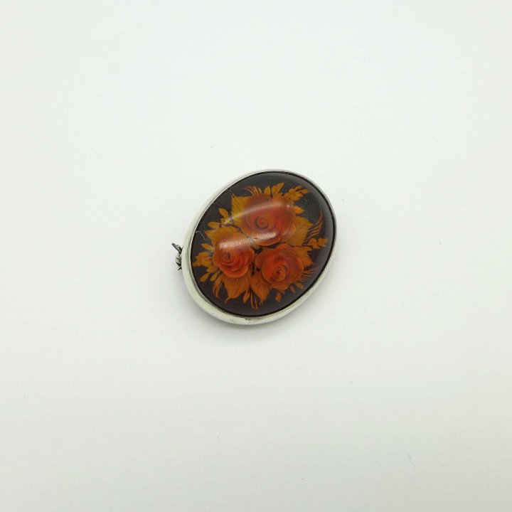Brooch-pendant with engraved amber