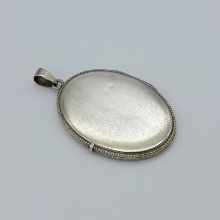 Ovales Silbermedaillon mit Erdbeermotiv