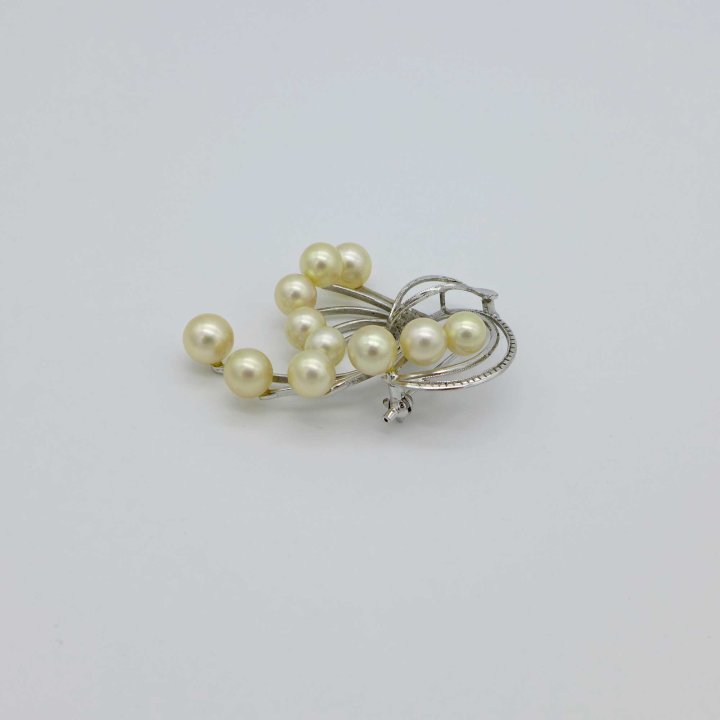 Pearl brooch from the 1960s